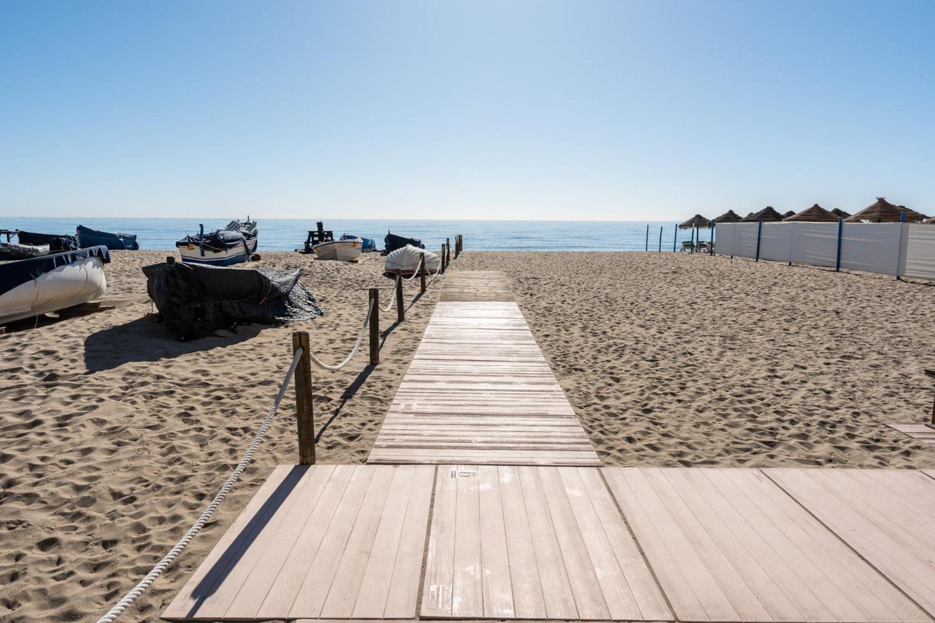 Malagasuite Fuengirola Beach & Sun Exterior photo